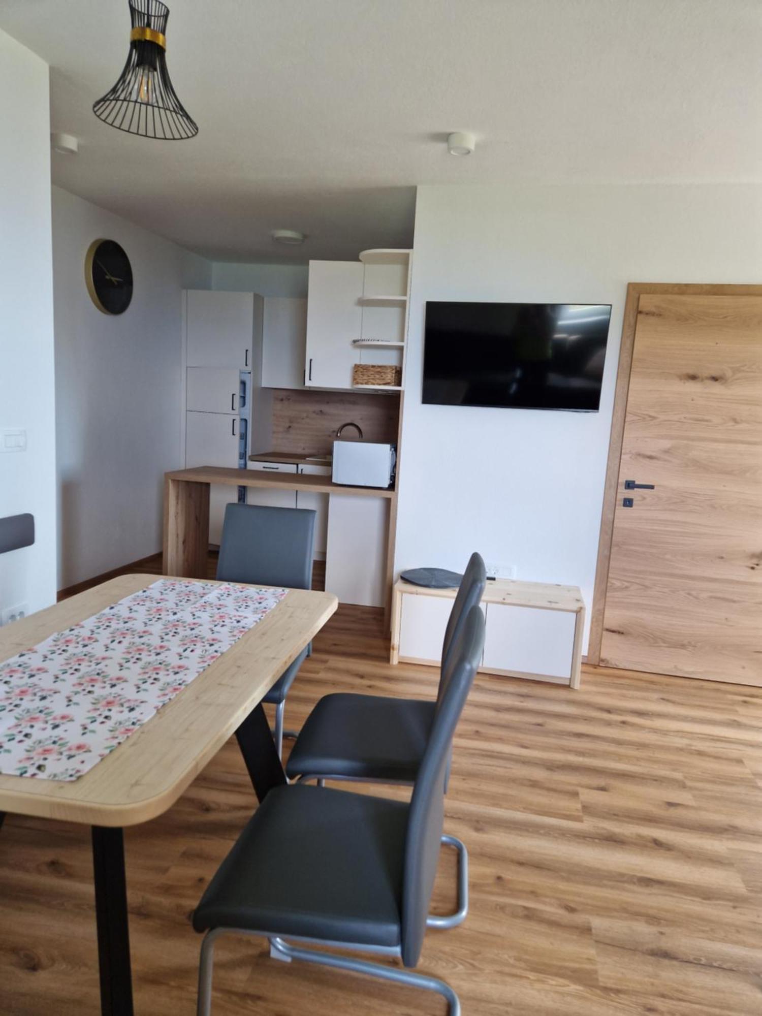 Guest House Pr Ambruzarju & Apartments Церклє-на-Горенськем Номер фото
